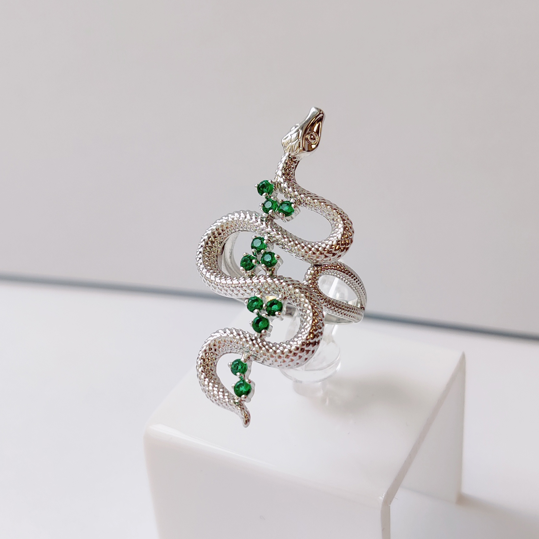 Бижутерное кольцо с фианитами Ювелирное изделие - Бижутерное кольцо с фианитами в магазине Best-Gold 150798