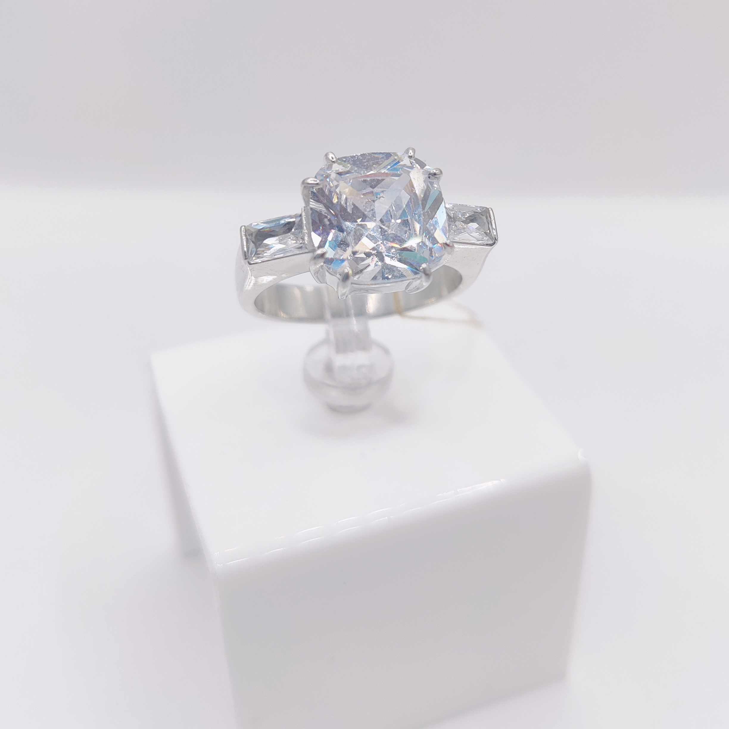 Ювелирное изделие - Бижутерное кольцо с фианитами в магазине Best-Gold 149053